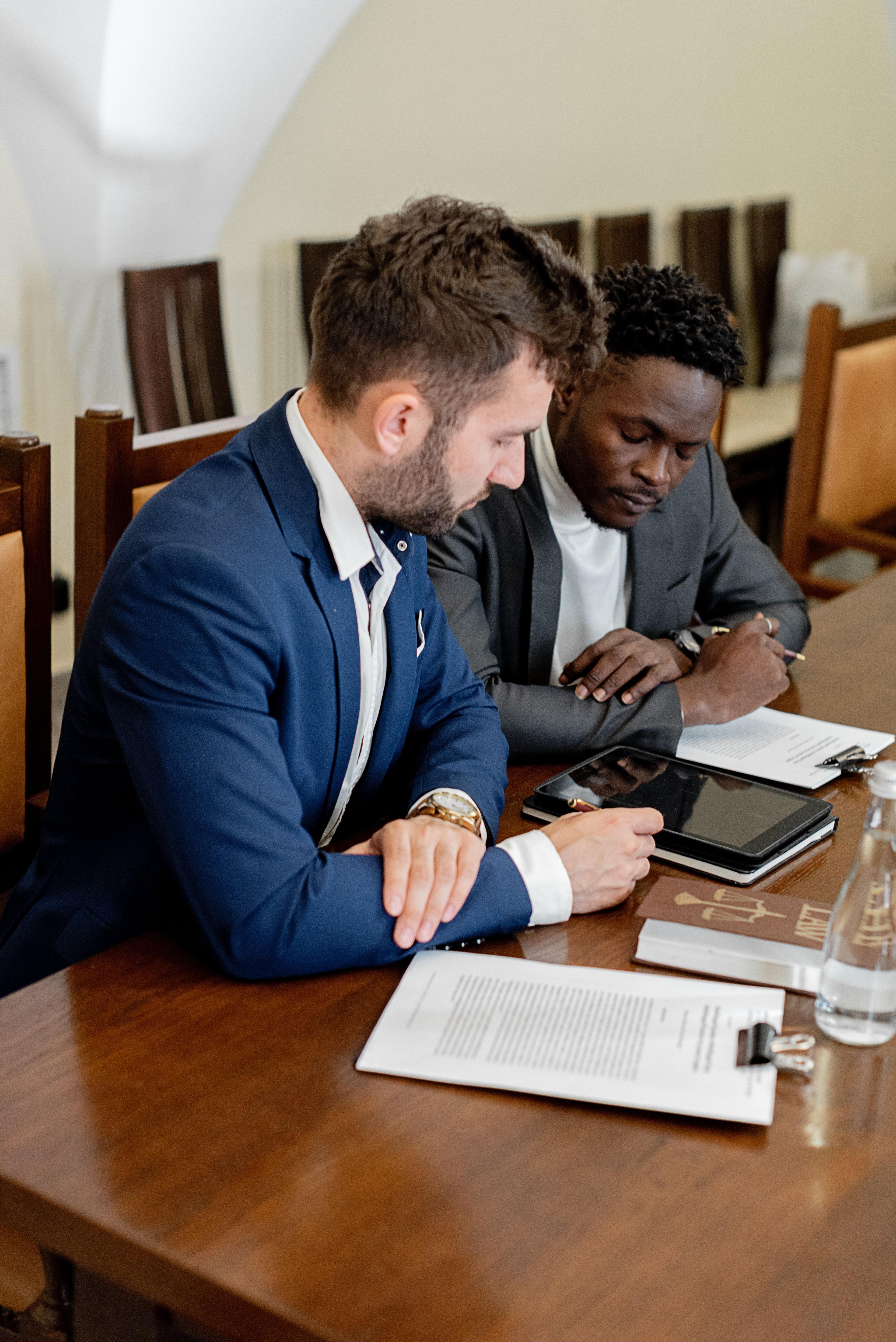 A JEM consultant meeting one-on-one with a candidate